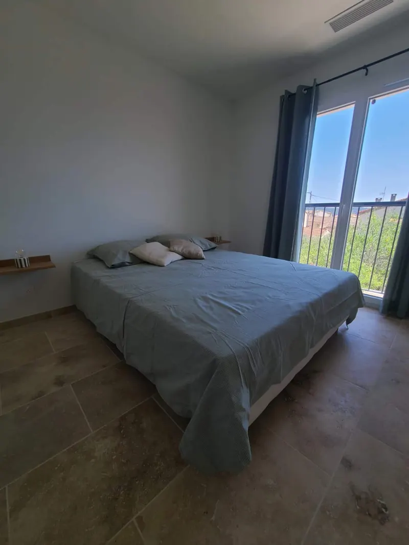 Chambre avec lit double et accès balcon