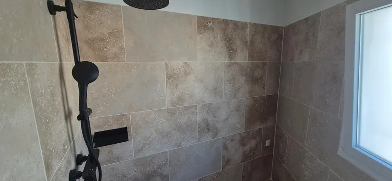 Douche à l'italienne en travertin