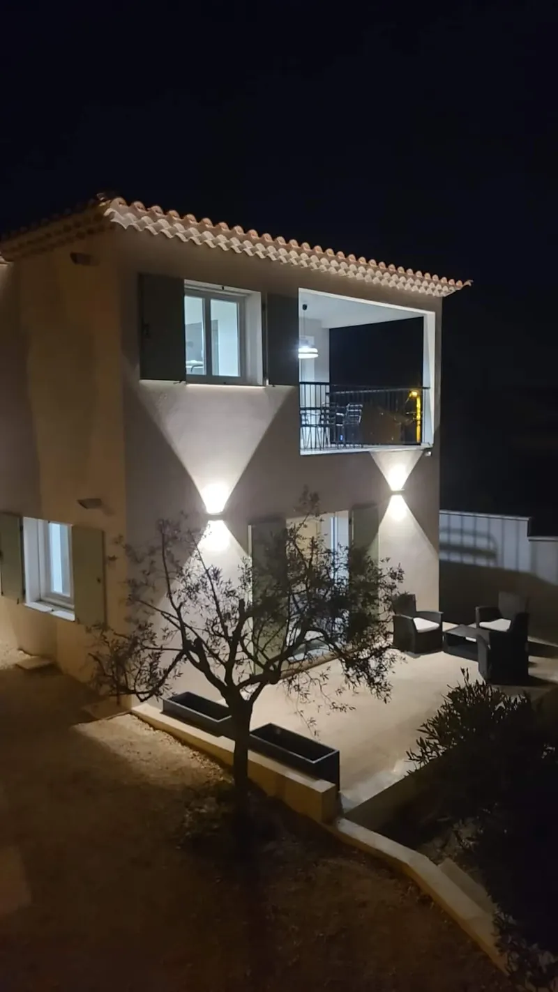 Façade de la maison éclairée la nuit