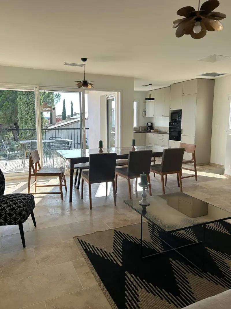 Séjour lumineux avec salle à manger et cuisine ouverte