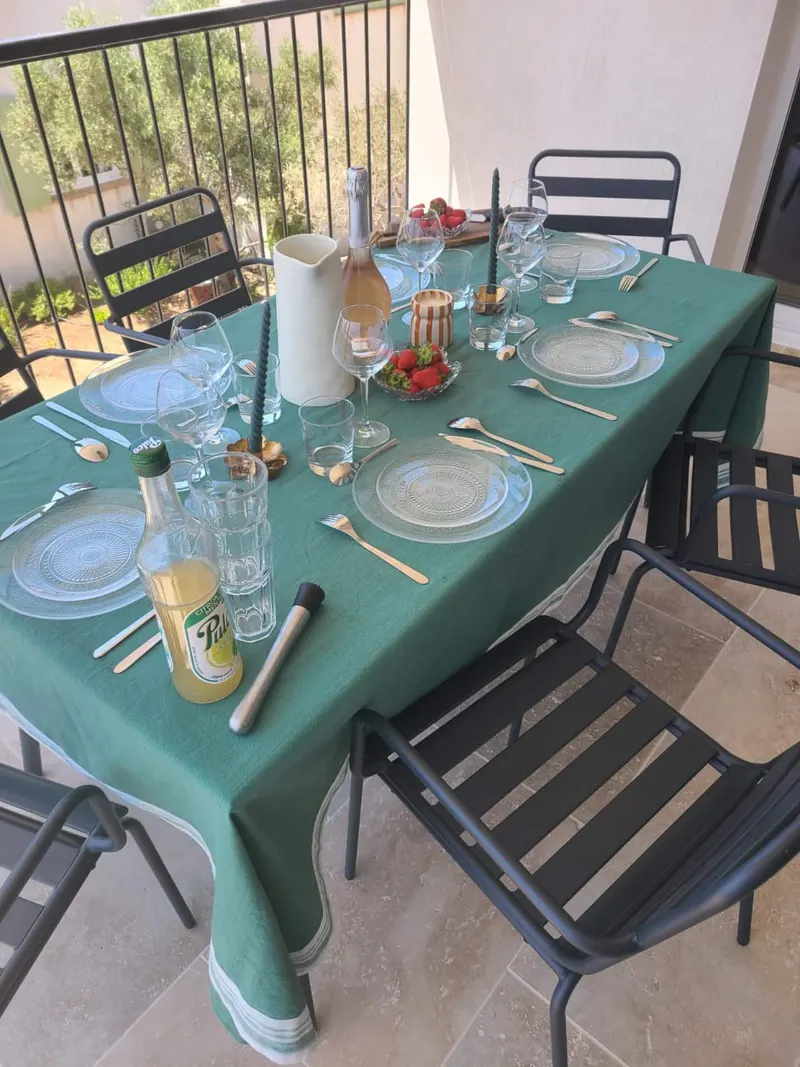 Table dressée sur le balcon
