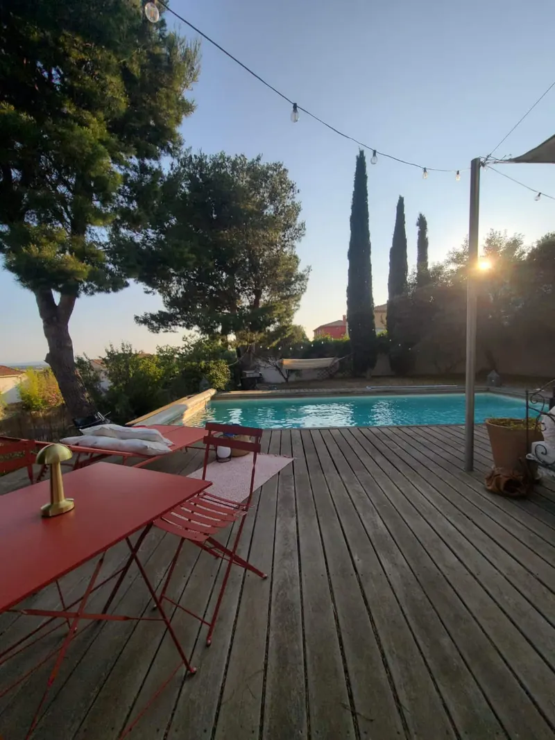 Terrasse en bois et piscine au coucher du soleil